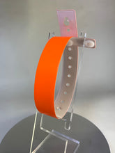 Cargar imagen en el visor de la galería, Brazalete Vinyl ST