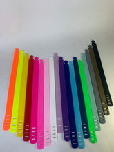 Cargar imagen en el visor de la galería, Brazalete de Goma ajustable liso
